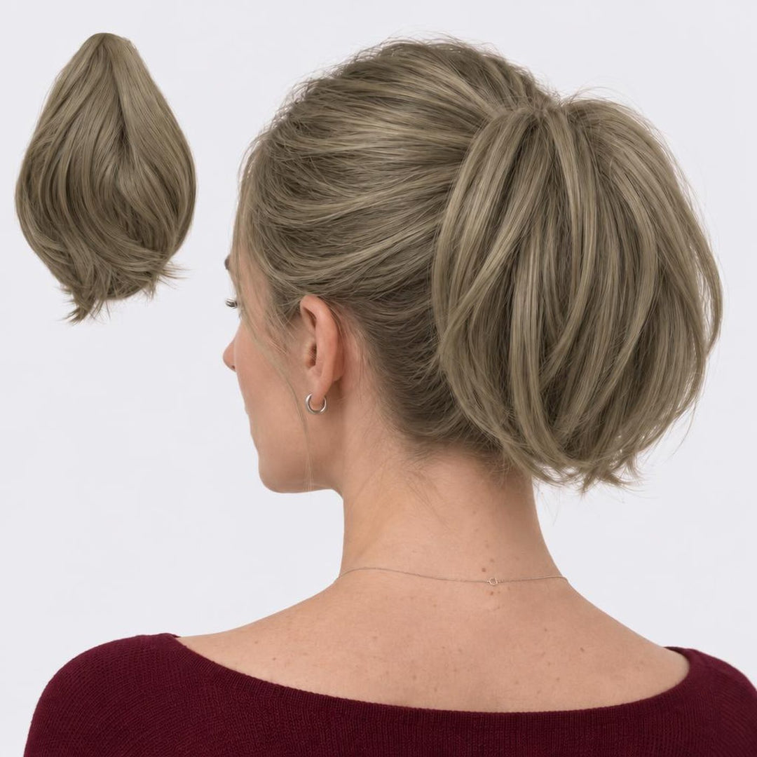 Tangled Mini Ponyo i Ash Blonde – lille glat hestehale med hår og klemme, vist løs og på model