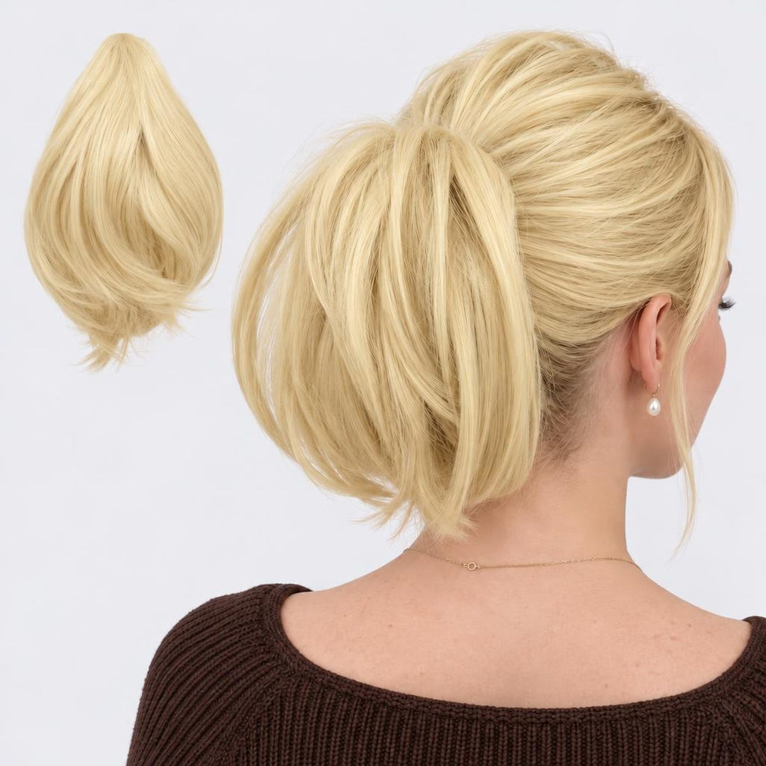 Tangled Mini Ponyo i Blonde – lille glat hestehale med hår og klemme, vist løs og på model