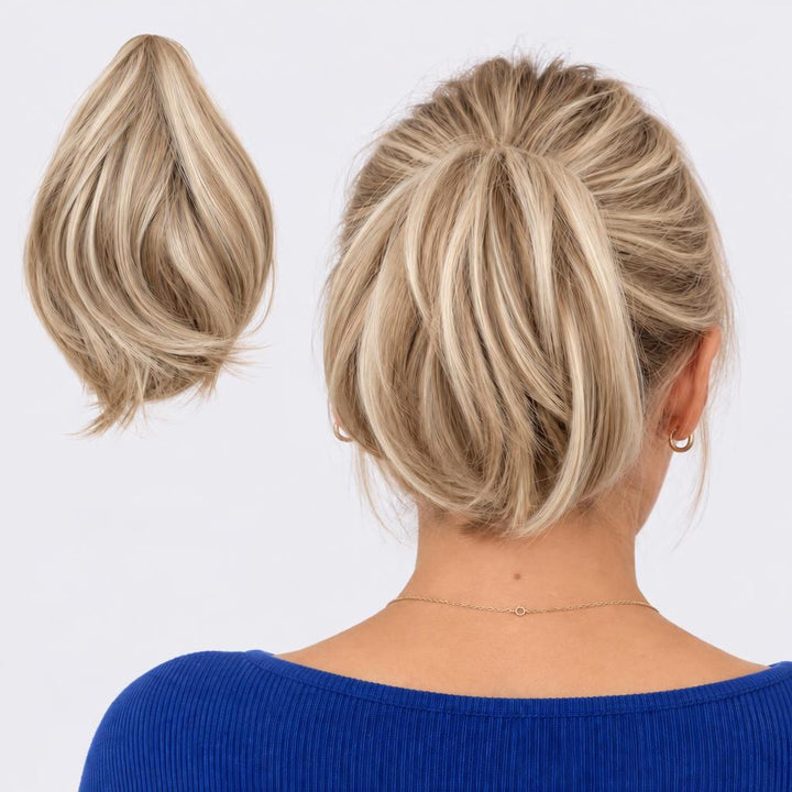 Tangled Mini Ponyo i Blonde Mix – lille glat hestehale med hår og klemme, vist løs og på model
