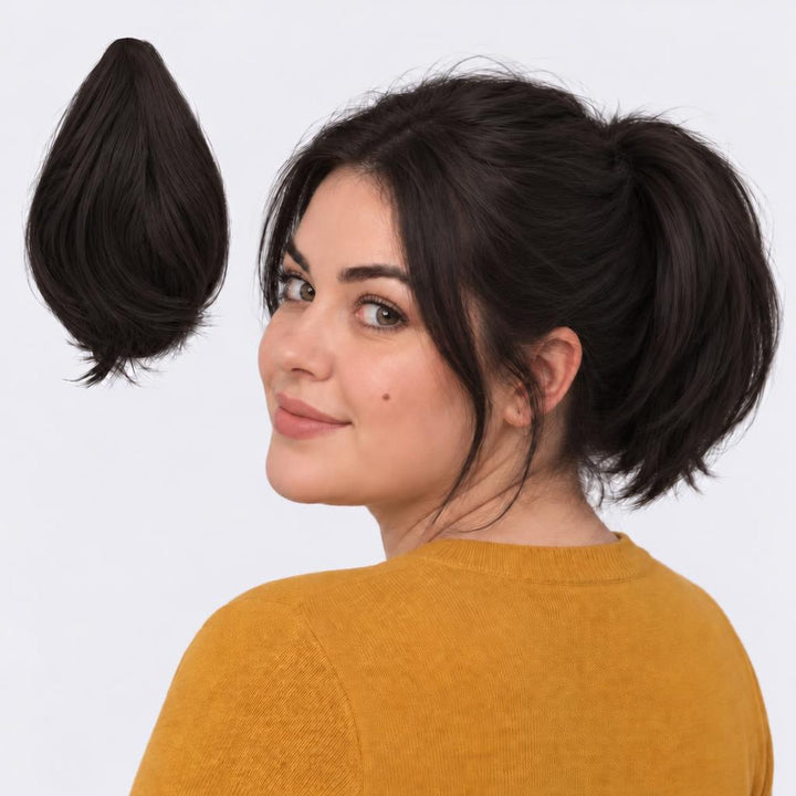 Tangled Mini Ponyo i Midnight Brown – lille glat hestehale med hår og klemme, vist løs og på model