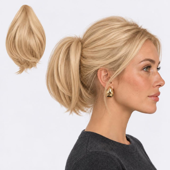 Tangled Mini Ponyo i Warm Blonde – lille glat hestehale med hår og klemme, vist løs og på model