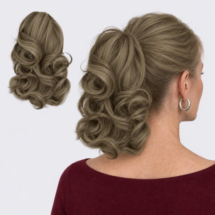Tangled Ponyo i Ash Blonde – krøllet hestehale med hår og klemme, vist løs og på model