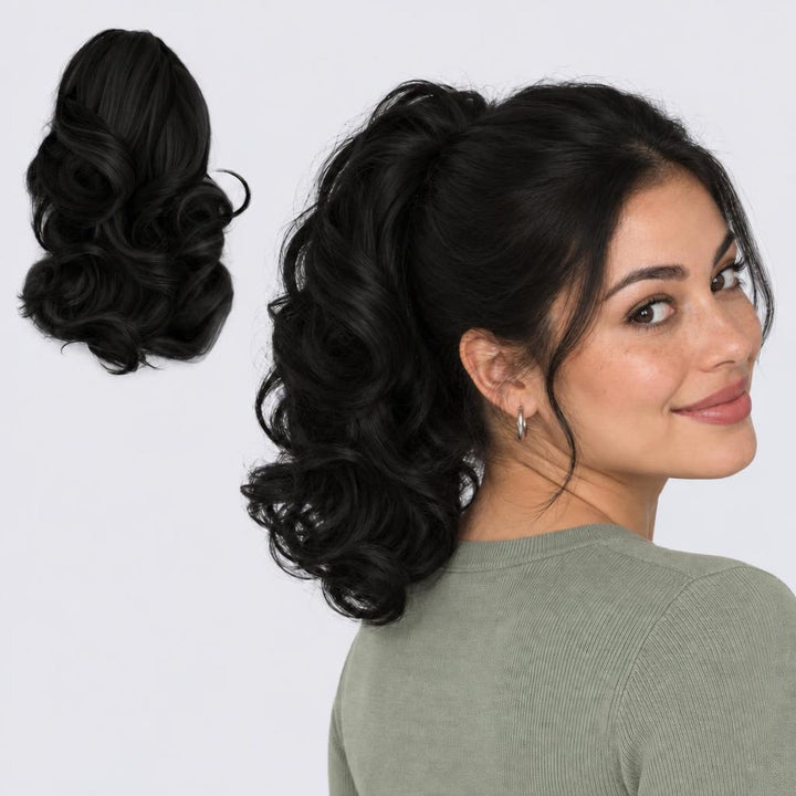 Tangled Ponyo i Black – krøllet hestehale med hår og klemme, vist løs og på model