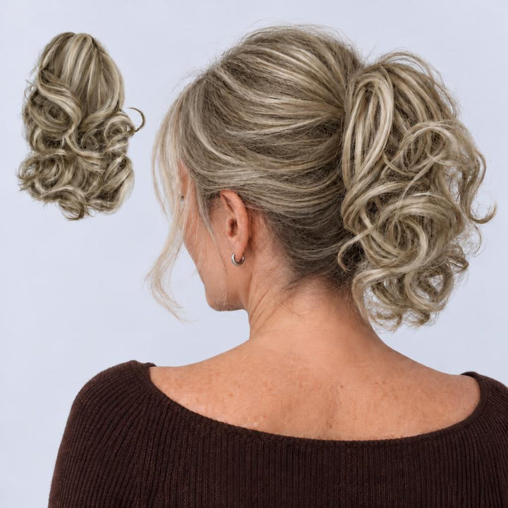 Tangled Ponyo i Grey Blonde – krøllet hestehale med hår og klemme, vist løs og på model