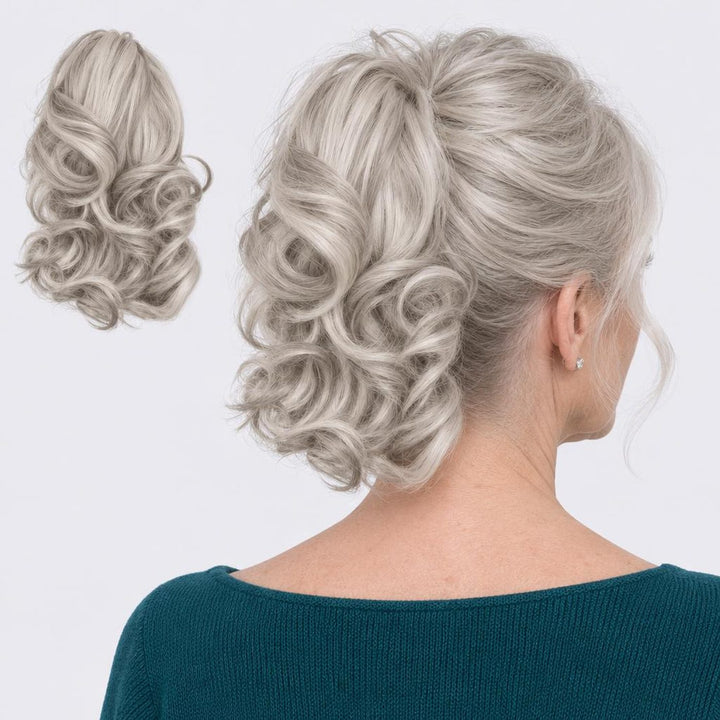 Tangled Ponyo i Light Grey – krøllet hestehale med hår og klemme, vist løs og på model