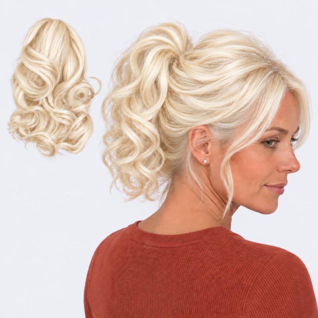 Tangled Ponyo i Summer Blonde – krøllet hestehale med hår og klemme, vist løs og på model