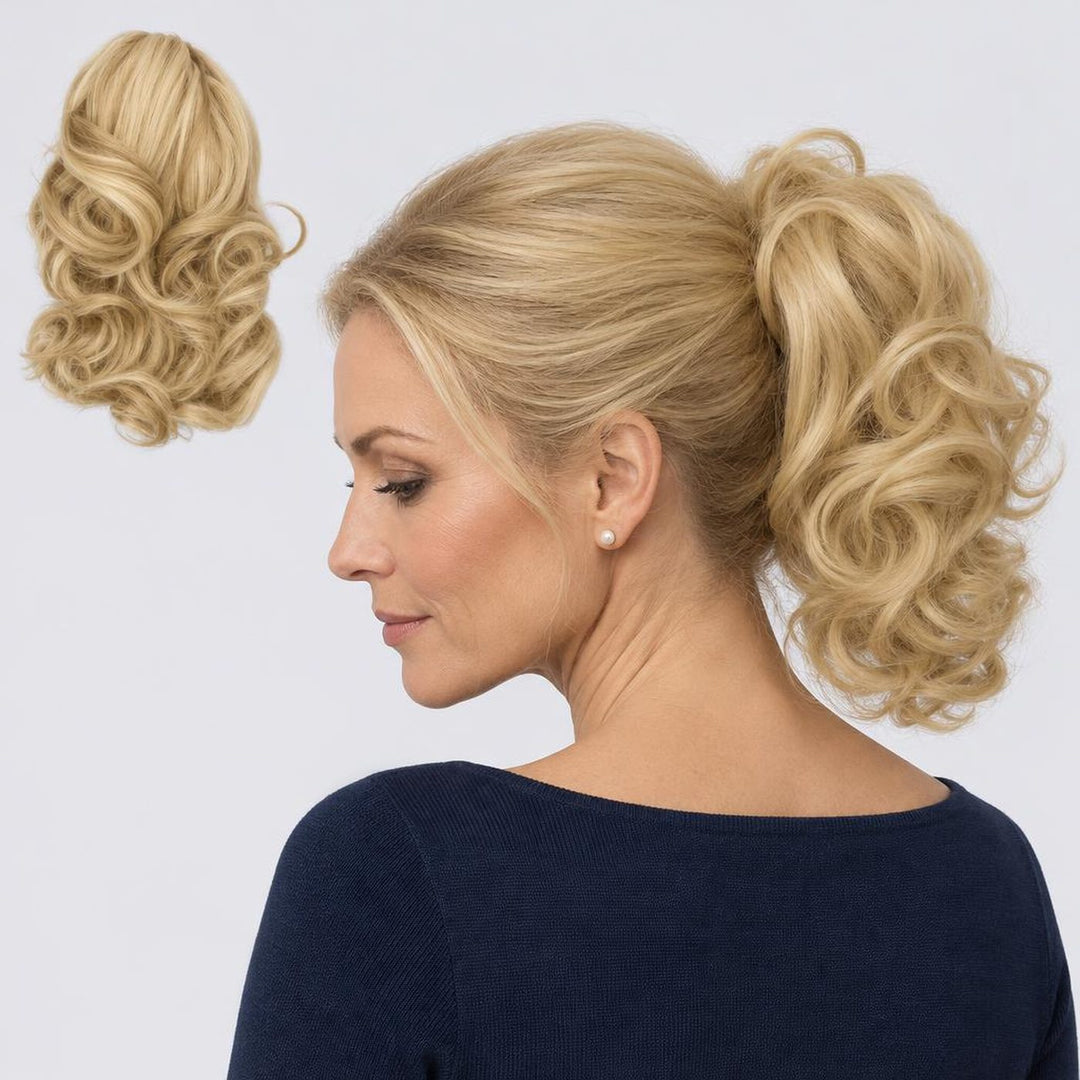 Tangled Ponyo i Warm Blonde – krøllet hestehale med hår og klemme, vist løs og på model