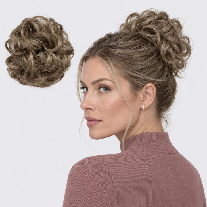 Tangled Scrunchie i Ash Blonde – krøllet hårscrunchie med hår, vist løs og sat op på model