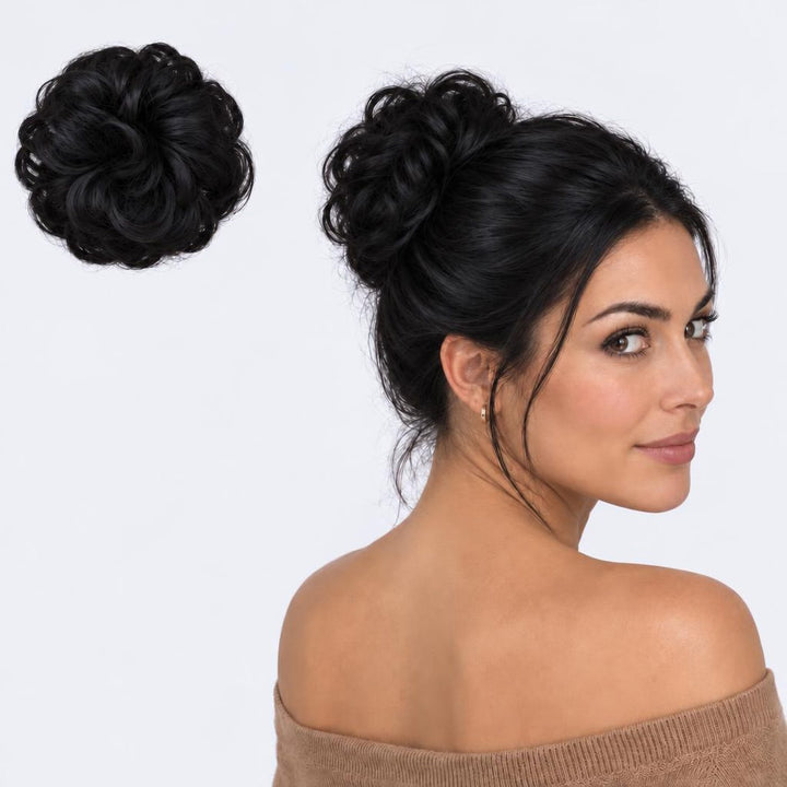 Tangled Scrunchie i Black – krøllet hårscrunchie med hår, vist løs og sat op på model