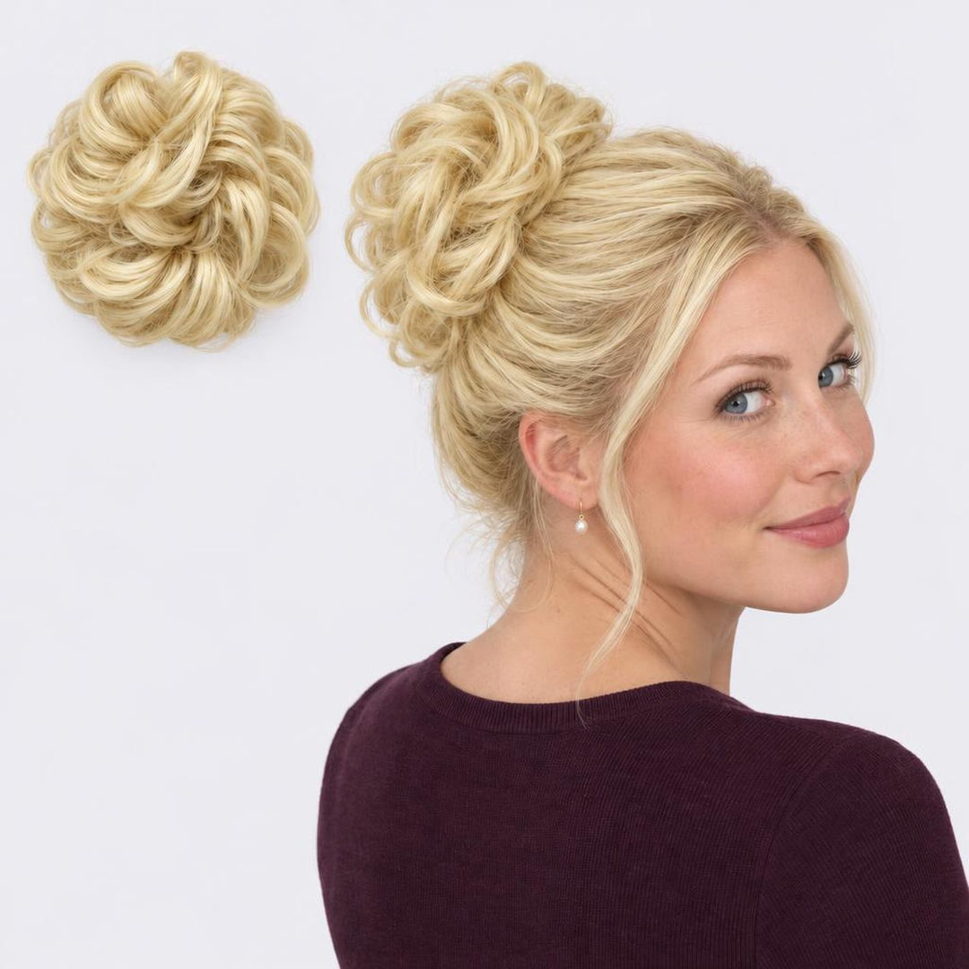 Tangled Scrunchie i Blonde – krøllet hårscrunchie med hår, vist løs og sat op på model