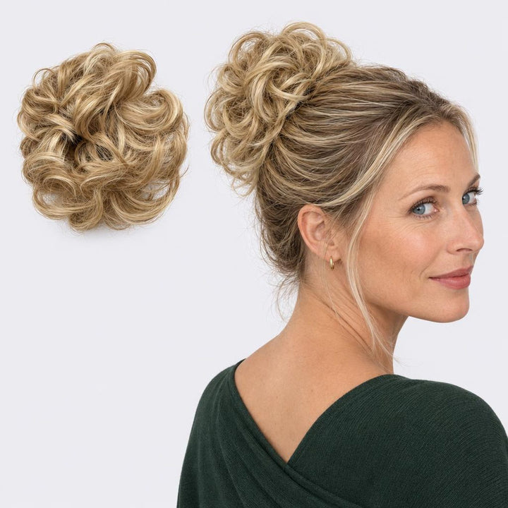 Tangled Scrunchie i Blonde Mix – krøllet hårscrunchie med hår, vist løs og sat op på model