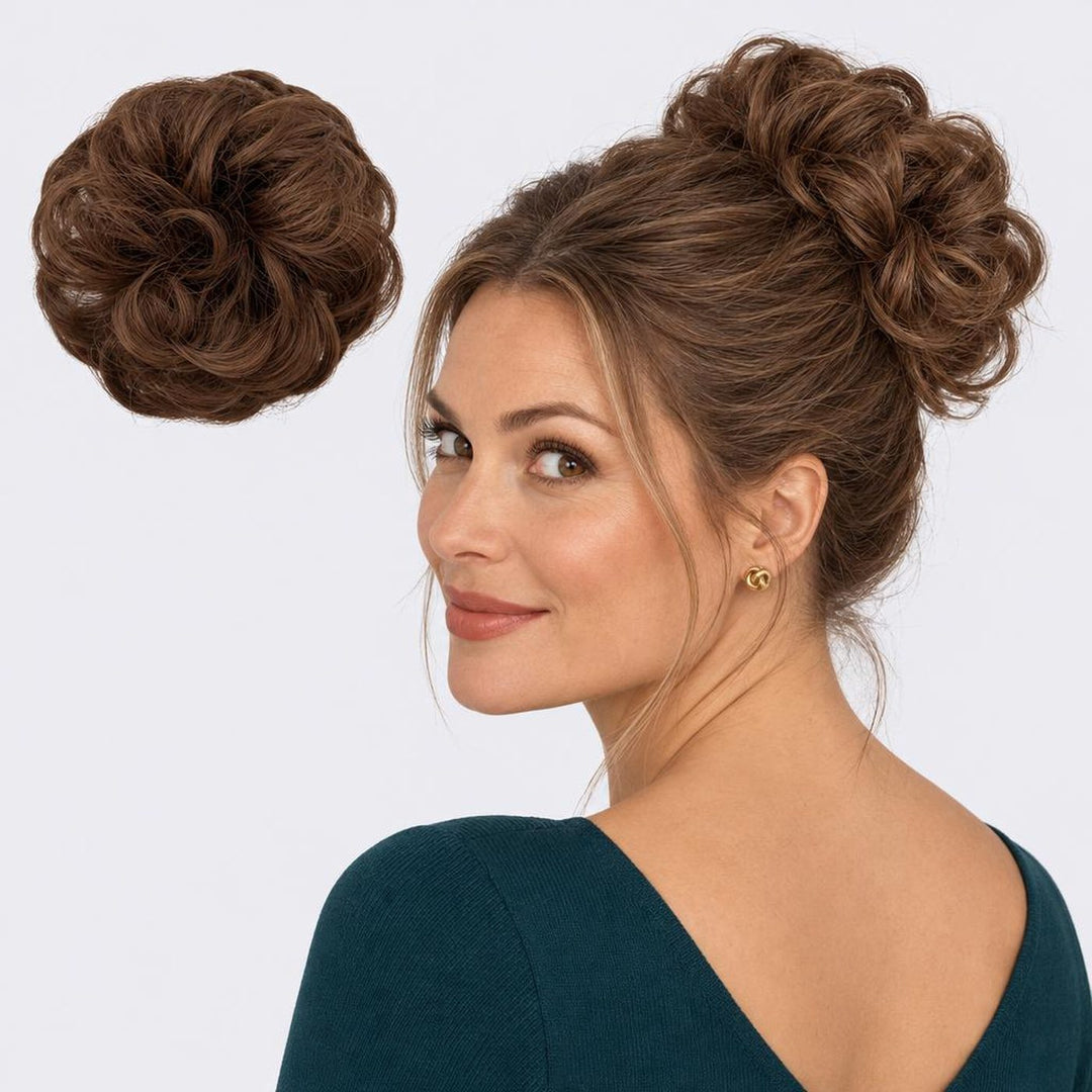 Tangled Scrunchie i Brown – krøllet hårscrunchie med hår, vist løs og sat op på model