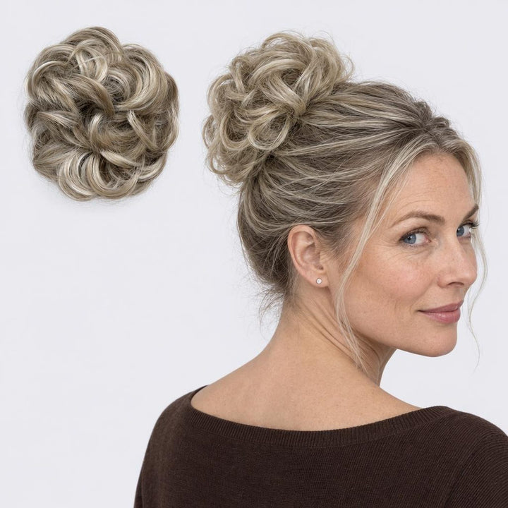 Tangled Scrunchie i Grey Blonde – krøllet hårscrunchie med hår, vist løs og sat op på model