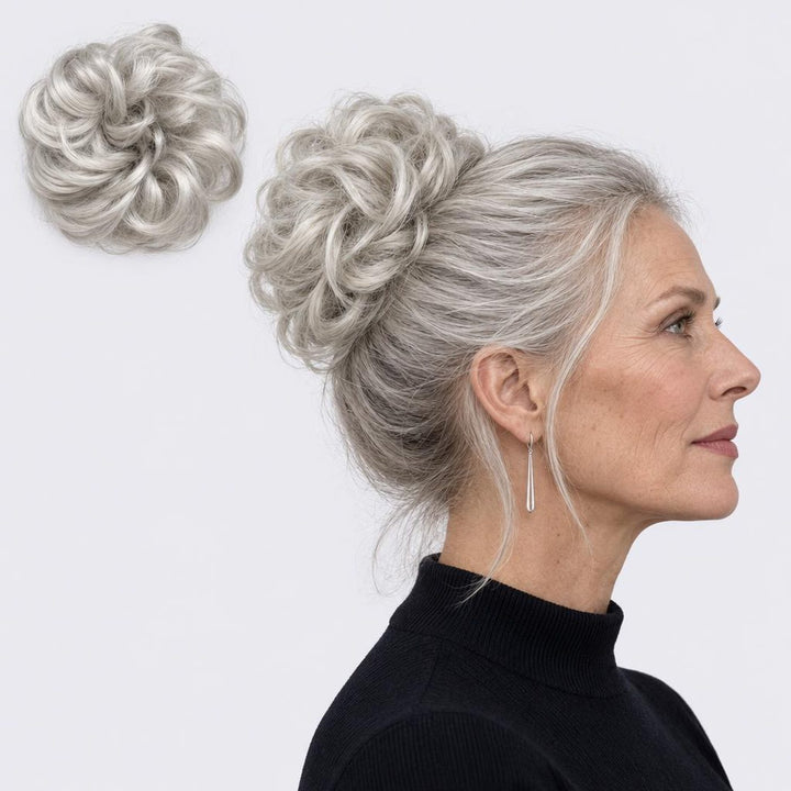 Tangled Scrunchie i Light Grey – krøllet hårscrunchie med hår, vist løs og sat op på model