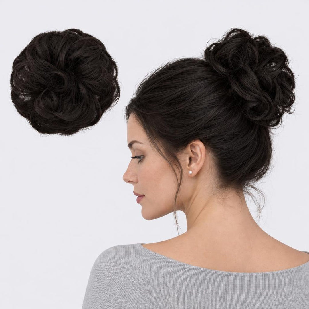 Tangled Scrunchie i Midnight Brown – krøllet hårscrunchie med hår, vist løs og sat op på model