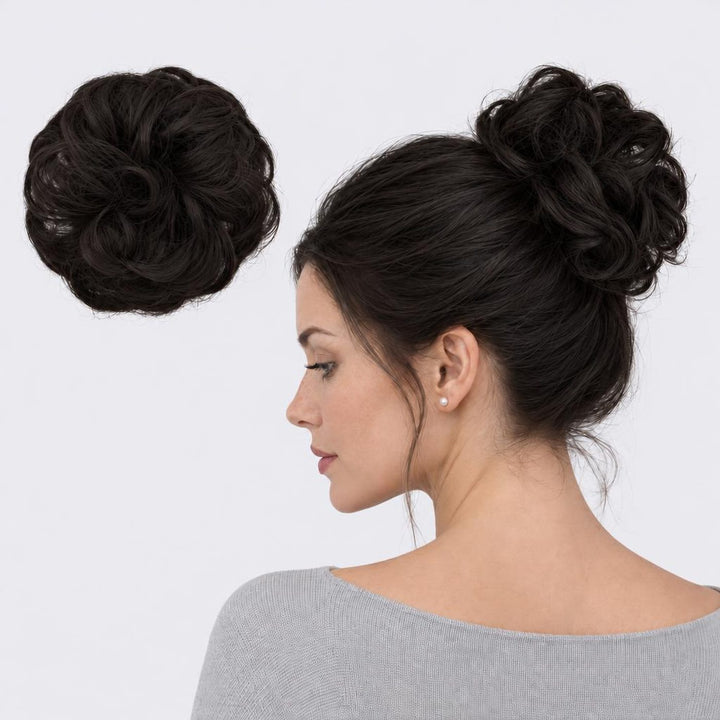 Tangled Scrunchie i Midnight Brown – krøllet hårscrunchie med hår, vist løs og sat op på model