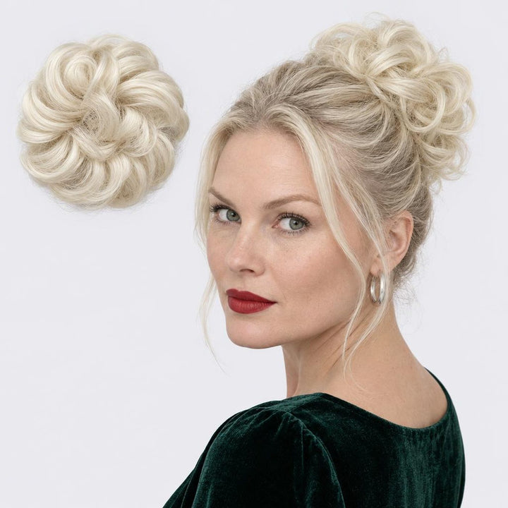 Tangled Scrunchie i Platinum – krøllet hårscrunchie med hår, vist løs og sat op på model