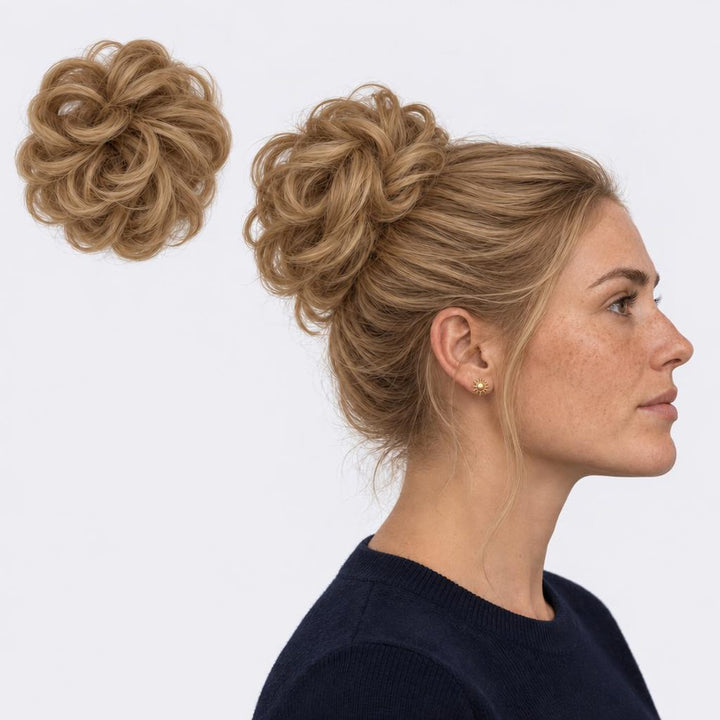 Tangled Scrunchie i Sandy Blonde – krøllet hårscrunchie med hår, vist løs og sat op på model