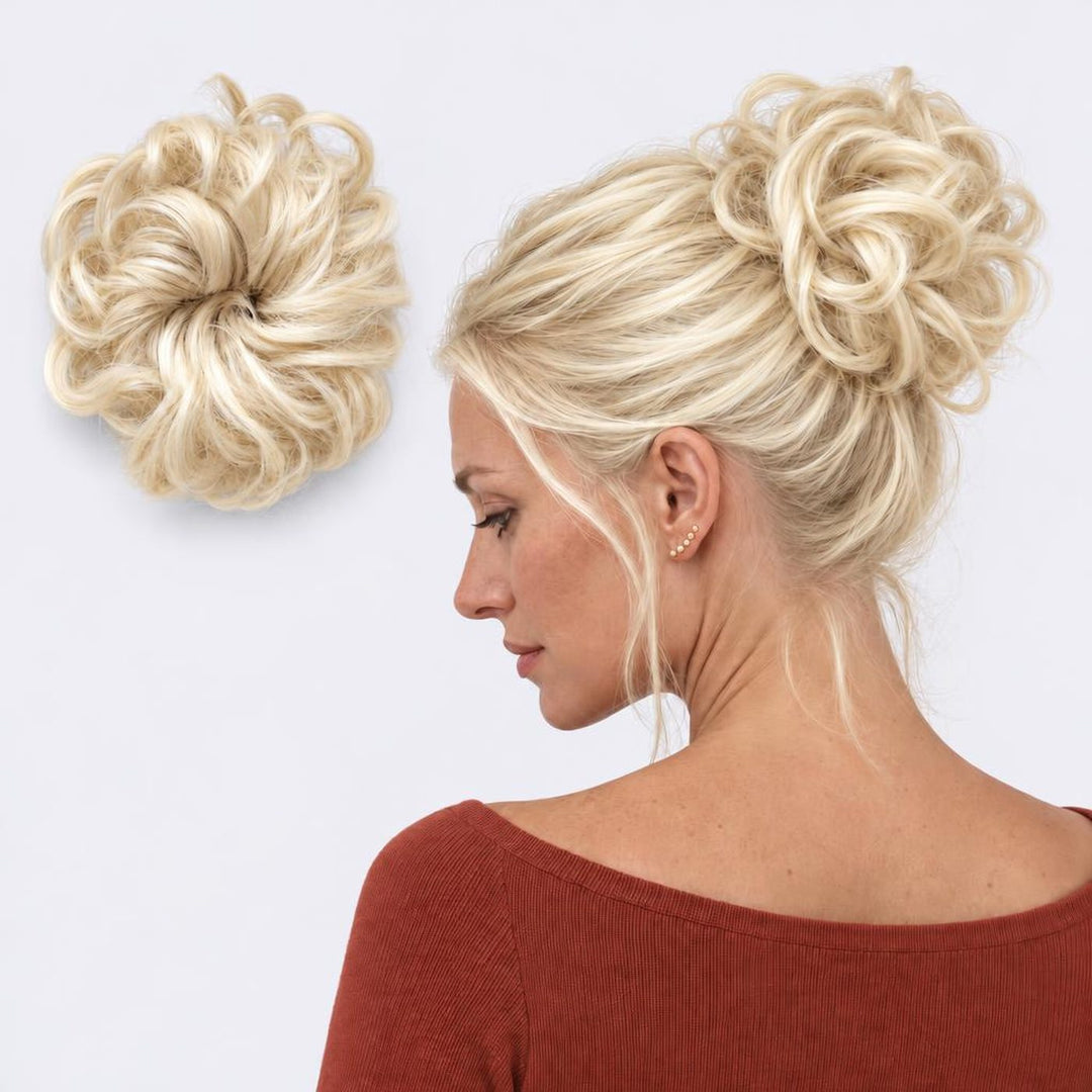 Tangled Scrunchie i Summer Blonde – krøllet hårscrunchie med hår, vist løs og sat op på model