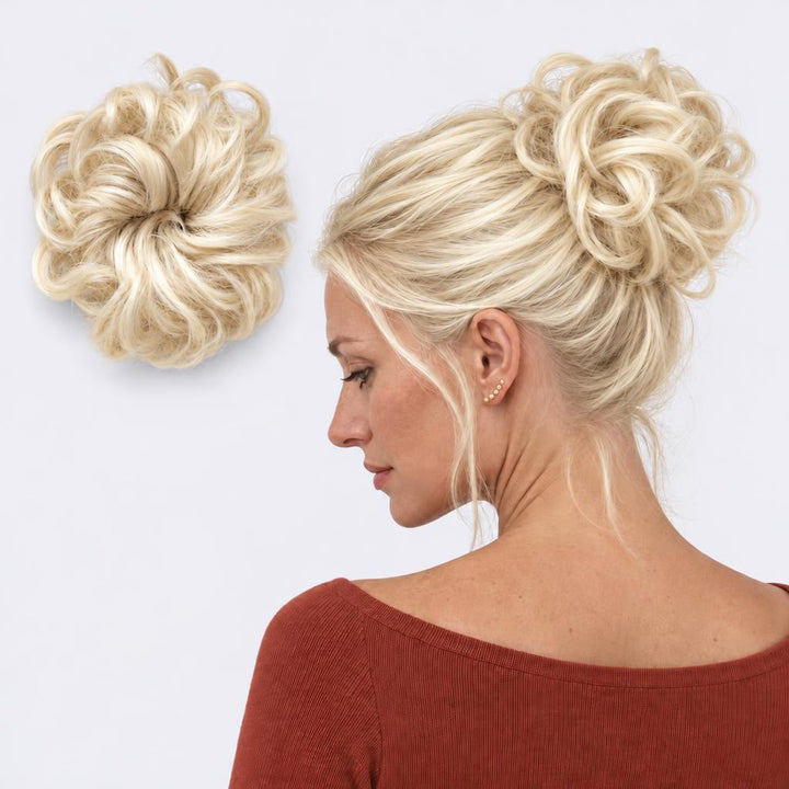 Tangled Scrunchie i Summer Blonde – krøllet hårscrunchie med hår, vist løs og sat op på model
