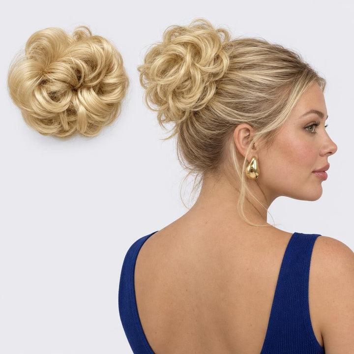 Tangled Scrunchie i Warm Blonde – krøllet hårscrunchie med hår, vist løs og sat op på model