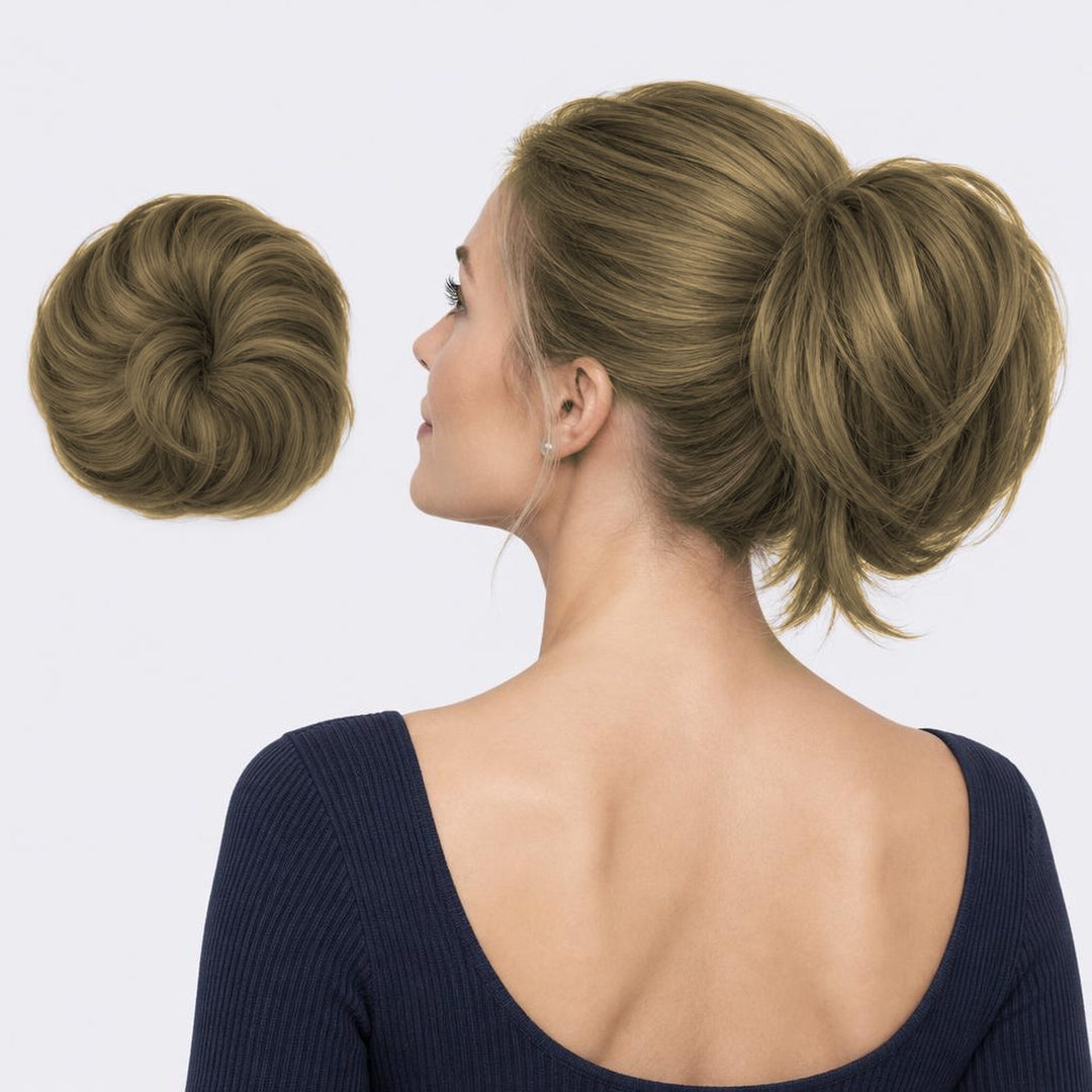 Tangled Straight Scrunchie i Ash Blonde – glat hårscrunchie med hår, vist løs og sat op på model