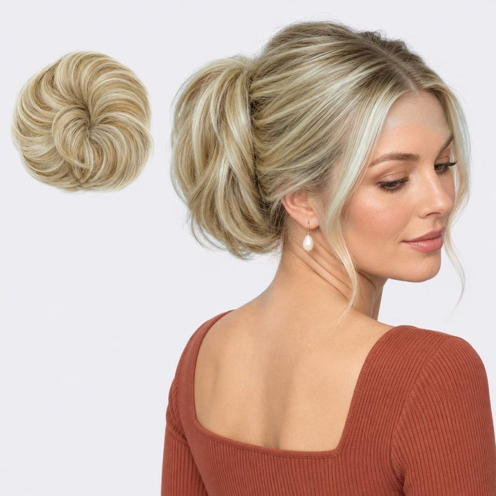 Tangled Straight Scrunchie i Blonde Mix – glat hårscrunchie med hår, vist løs og sat op på model