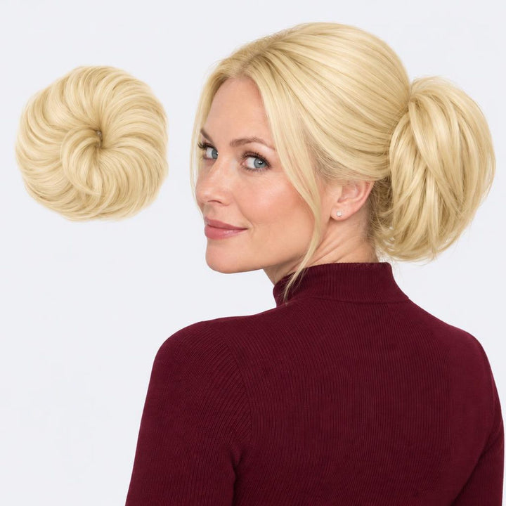 Tangled Straight Scrunchie i Blonde – glat hårscrunchie med hår, vist løs og sat op på model