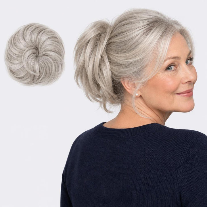 Tangled Straight Scrunchie i Light Grey – glat hårscrunchie med hår, vist løs og sat op på model