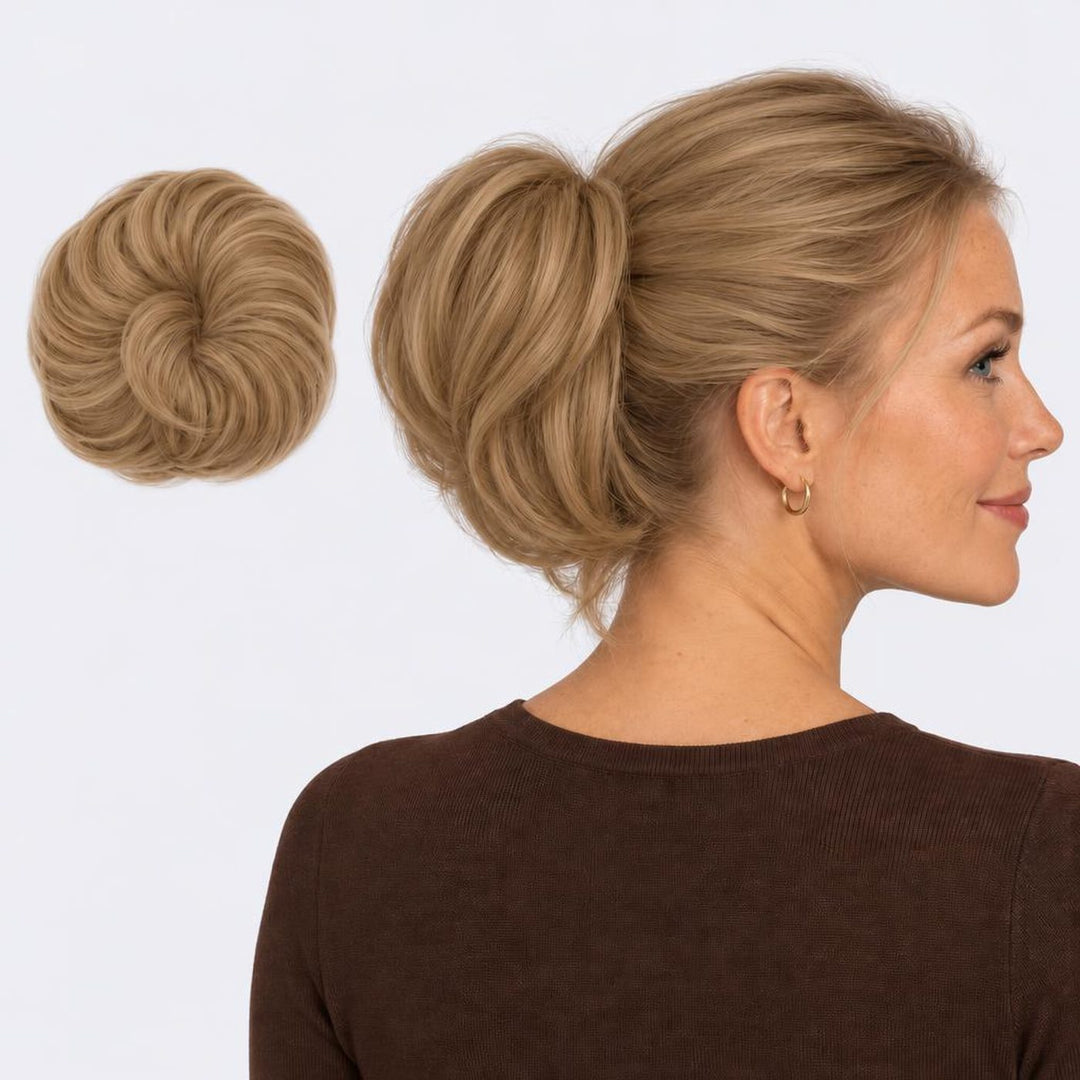 Tangled Straight Scrunchie i Sandy Blonde – glat hårscrunchie med hår, vist løs og sat op på model