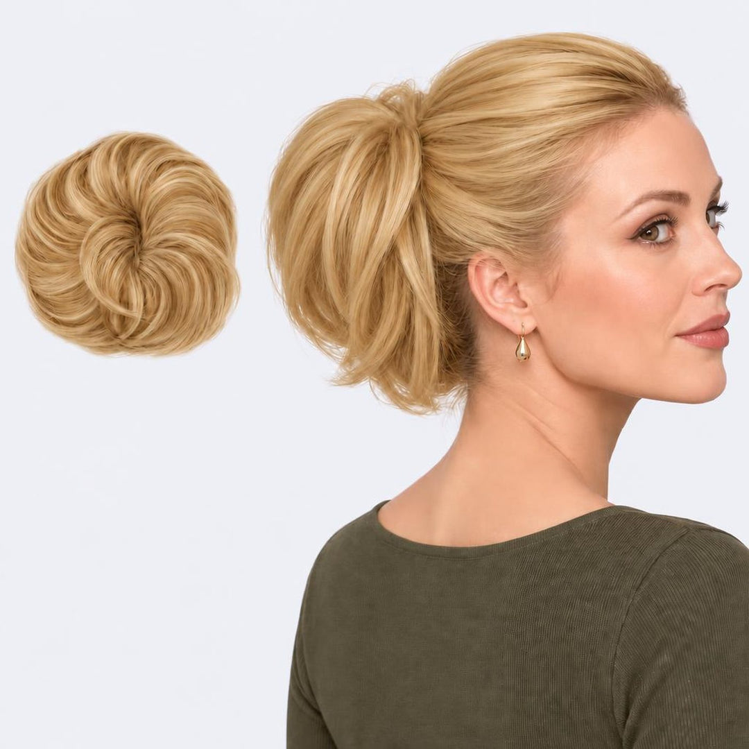 Tangled Straight Scrunchie i Warm Blonde – glat hårscrunchie med hår, vist løs og sat op på model