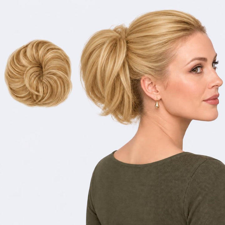 Tangled Straight Scrunchie i Warm Blonde – glat hårscrunchie med hår, vist løs og sat op på model