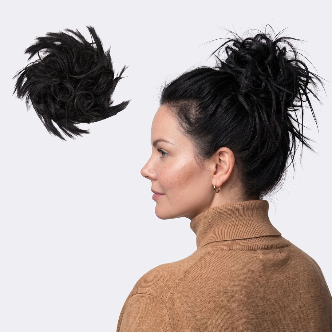 Tangled Wildbun i Black – pjusket messy bun med hår, vist løs og sat op på model