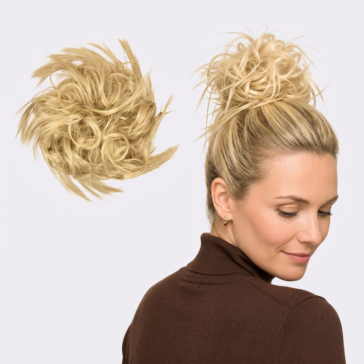 Tangled Wildbun i Blonde – pjusket messy bun med hår, vist løs og sat op på model