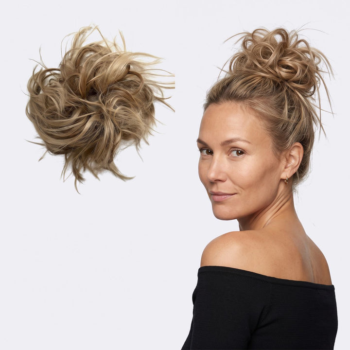 Tangled Wildbun i Brown Mix – pjusket messy bun med hår, vist løs og sat op på model