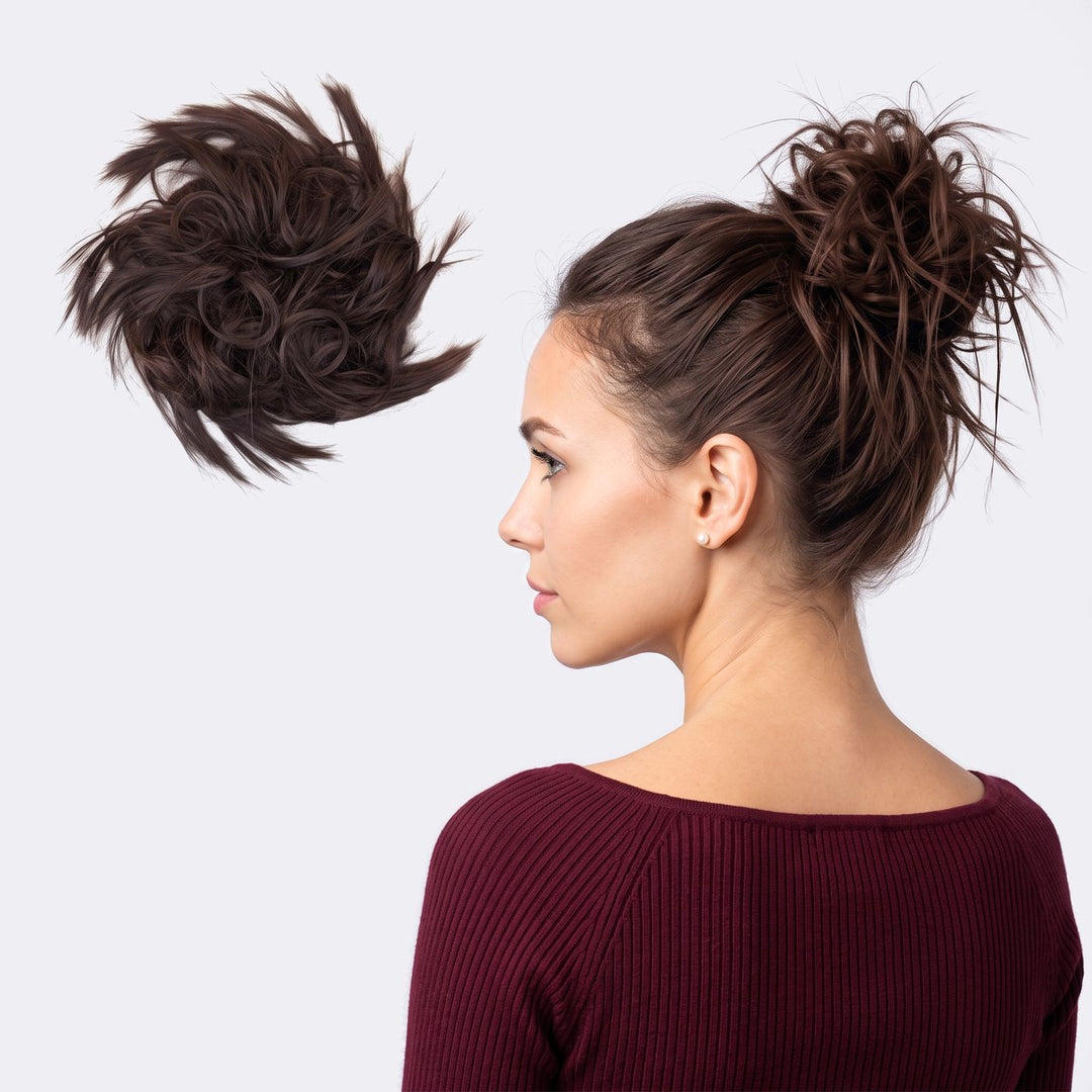 Tangled Wildbun i Dark Brown – pjusket messy bun med hår, vist løs og sat op på model