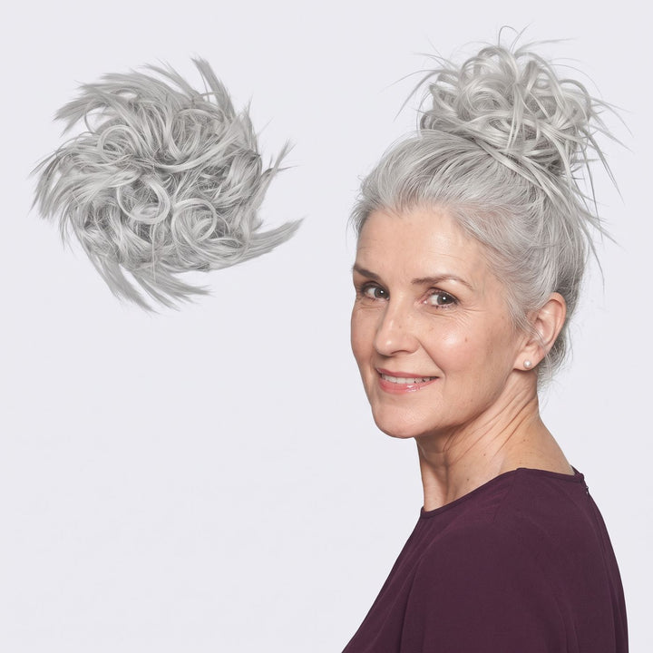 Tangled Wildbun i Light Grey – pjusket messy bun med hår, vist løs og sat op på model