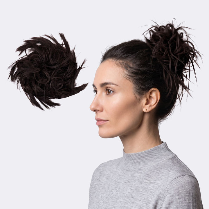 Tangled Wildbun i Midnight Brown – pjusket messy bun med hår, vist løs og sat op på model