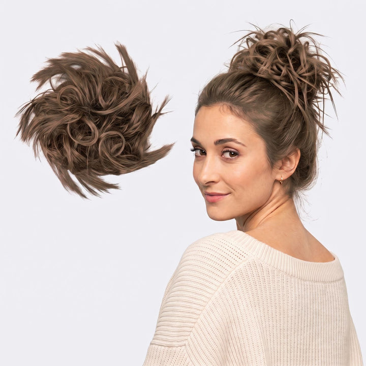 Tangled Wildbun i Mocha – pjusket messy bun med hår, vist løs og sat op på model
