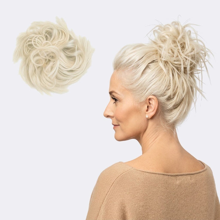 Tangled Wildbun i Platinum – pjusket messy bun med hår, vist løs og sat op på model