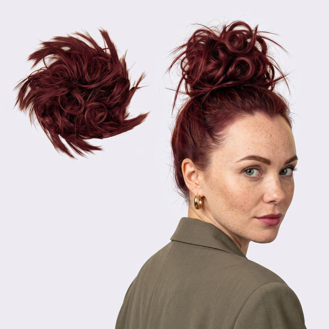Tangled Wildbun i Red – pjusket messy bun med hår, vist løs og sat op på model