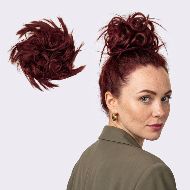 Tangled Wildbun i Red – pjusket messy bun med hår, vist løs og sat op på model