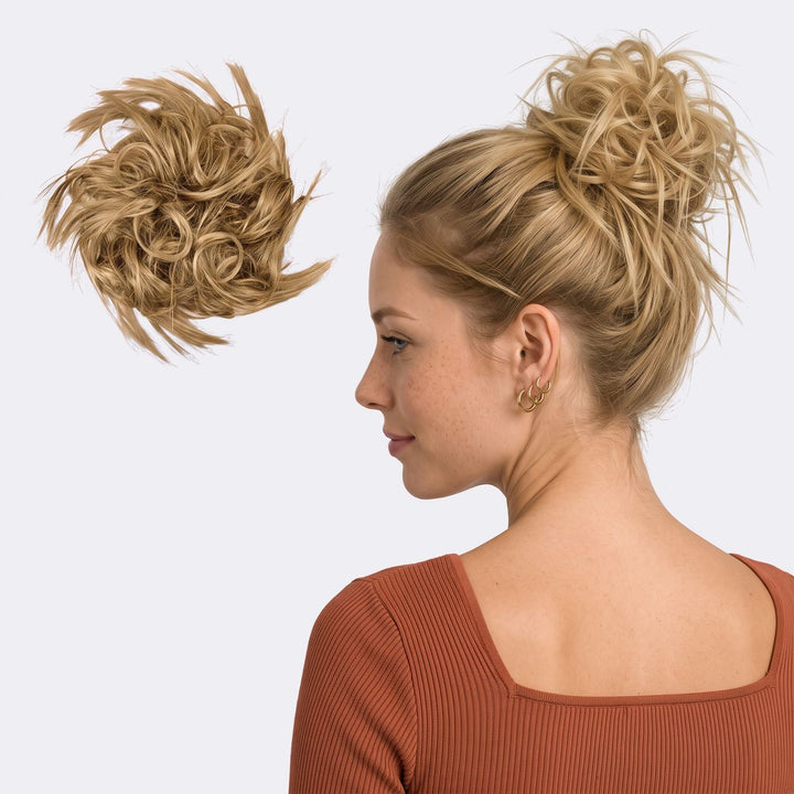 Tangled Wildbun i Sandy Blonde – pjusket messy bun med hår, vist løs og sat op på model