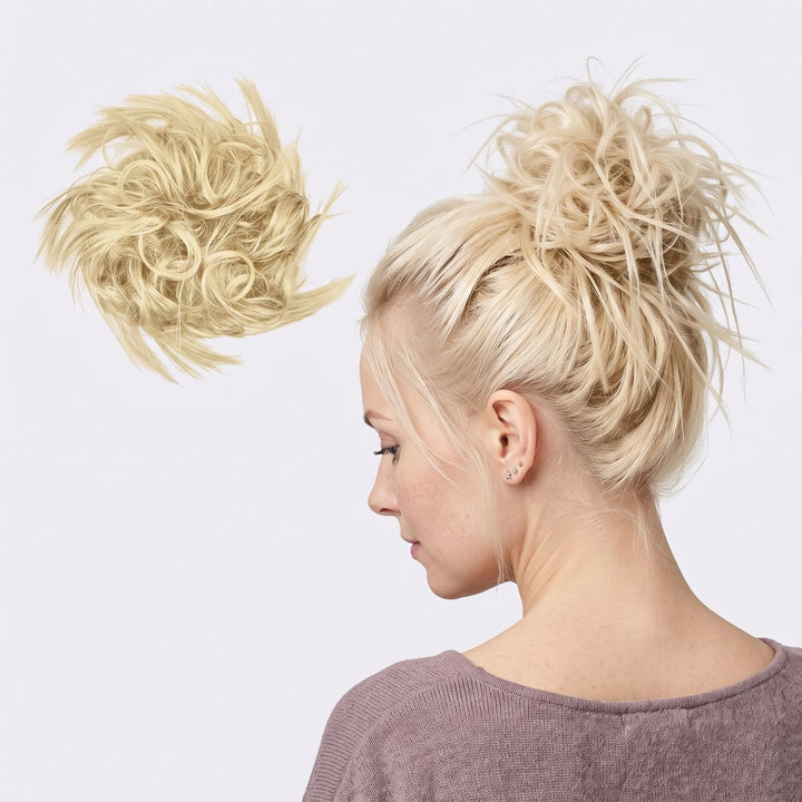 Tangled Wildbun i Summer Blonde – pjusket messy bun med hår, vist løs og sat op på model
