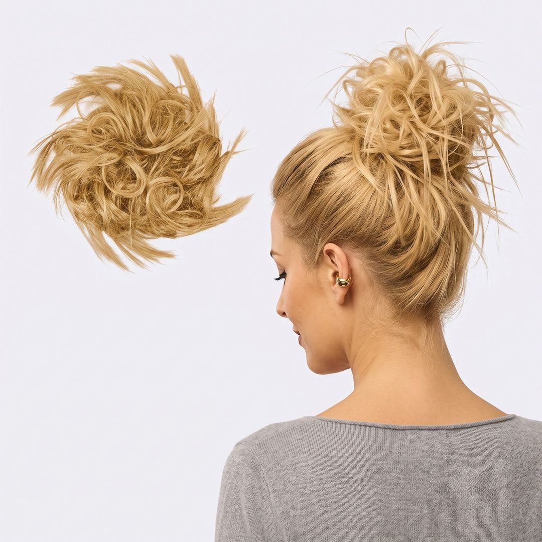 Tangled Wildbun i Warm Blonde – pjusket messy bun med hår, vist løs og sat op på model