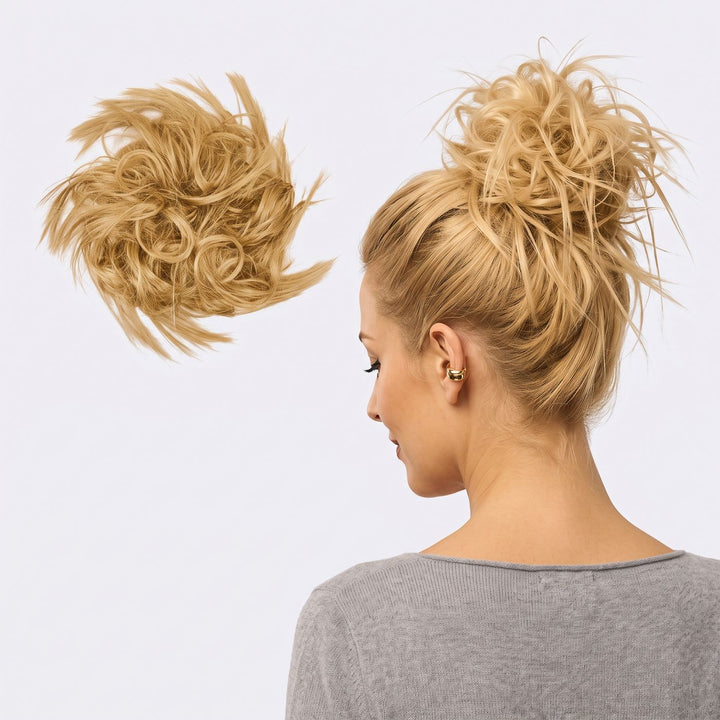 Tangled Wildbun i Warm Blonde – pjusket messy bun med hår, vist løs og sat op på model